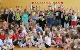 "Nikt z nas nie chce chorować, każdy pragnie zdrowie zachować" &ndash; przedstawienie profilaktyczne w PSP Chybice  9