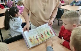 Wizyta w bibliotece przedszkolak&oacute;w z Publicznej Szkoły Podstawowej w Łomnie 1