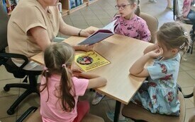 Wizyta w bibliotece przedszkolak&oacute;w z Publicznej Szkoły Podstawowej w Łomnie 2