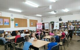 Wizyta w bibliotece przedszkolak&oacute;w z Publicznej Szkoły Podstawowej w Łomnie 25