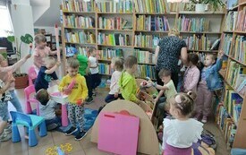 Wizyta w bibliotece przedszkolak&oacute;w z Publicznej Szkoły Podstawowej w Łomnie 28