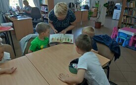 Wizyta w bibliotece przedszkolak&oacute;w z Publicznej Szkoły Podstawowej w Łomnie 36