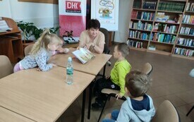 Wizyta w bibliotece przedszkolak&oacute;w z Publicznej Szkoły Podstawowej w Łomnie 37