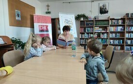 Wizyta w bibliotece przedszkolak&oacute;w z Publicznej Szkoły Podstawowej w Łomnie 38