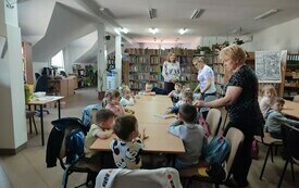 Wizyta w bibliotece przedszkolak&oacute;w z Publicznej Szkoły Podstawowej w Łomnie 41