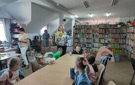 Wizyta w bibliotece przedszkolak&oacute;w z Publicznej Szkoły Podstawowej w Łomnie 43