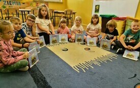 Wizyta w bibliotece przedszkolak&oacute;w z Publicznej Szkoły Podstawowej w Łomnie 46