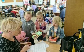 Wizyta w bibliotece przedszkolak&oacute;w z Publicznej Szkoły Podstawowej w Łomnie 50