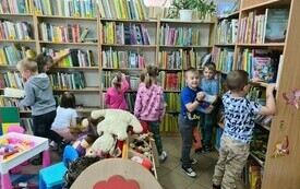 Wizyta w bibliotece przedszkolak&oacute;w z Publicznej Szkoły Podstawowej w Łomnie 51