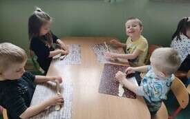 Podsumowanie projektu edukacyjnego &bdquo;Gramy zmysłami&rdquo; - PSP Łomno 8