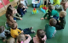 Podsumowanie projektu edukacyjnego &bdquo;Gramy zmysłami&rdquo; - PSP Łomno 12