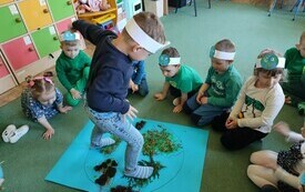 Podsumowanie projektu edukacyjnego &bdquo;Gramy zmysłami&rdquo; - PSP Łomno 31