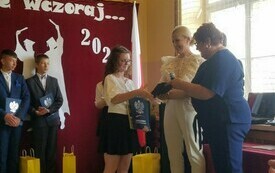 Pożegnanie klasy 8 - PSP Łomno 6