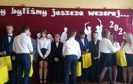 Pożegnanie klasy 8 - PSP Łomno 13