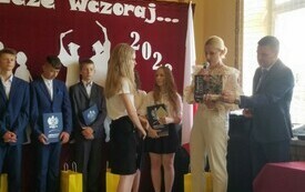 Pożegnanie klasy 8 - PSP Łomno 14