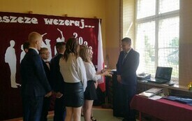 Pożegnanie klasy 8 - PSP Łomno 15