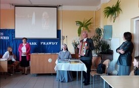 &bdquo;Blask Prawdy&rdquo; - Dzień Papieski w świetlicy szkolnej (20222-10-25) 6