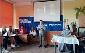 &bdquo;Blask Prawdy&rdquo; - Dzień Papieski w świetlicy szkolnej (20222-10-25) 17