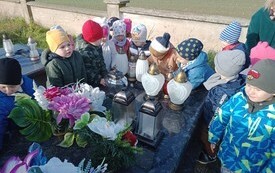 Pamiętamy o zmarłych &ndash; wyjście przedszkolak&oacute;w na cmentarz 3