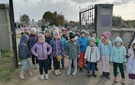Pamiętamy o zmarłych &ndash; wyjście przedszkolak&oacute;w na cmentarz 6