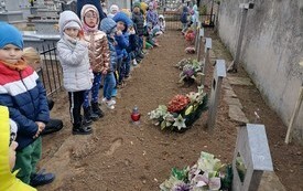 Pamiętamy o zmarłych &ndash; wyjście przedszkolak&oacute;w na cmentarz 7