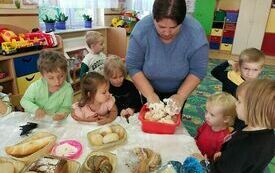 Dzień Chleba w przedszkolu w Chybicach 18