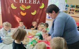 Dzień Chleba w przedszkolu w Chybicach 20