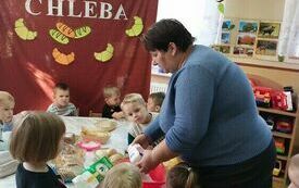 Dzień Chleba w przedszkolu w Chybicach 21