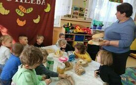 Dzień Chleba w przedszkolu w Chybicach 25