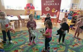 Dzięń Kundelka w przedszkolu w Chybicach 67