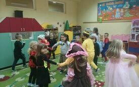 MIĘDZYNARODOWY DZIEŃ POSTACI Z BAJEK W PRZEDSZKOLU W CHYBICAH 5