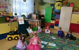 MIĘDZYNARODOWY DZIEŃ POSTACI Z BAJEK W PRZEDSZKOLU W CHYBICAH 21