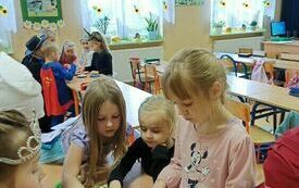 MIĘDZYNARODOWY DZIEŃ POSTACI Z BAJEK W PRZEDSZKOLU W CHYBICAH 39