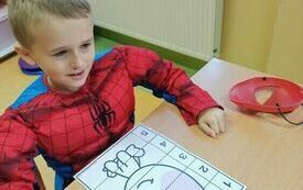 MIĘDZYNARODOWY DZIEŃ POSTACI Z BAJEK W PRZEDSZKOLU W CHYBICAH 53