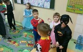 MIĘDZYNARODOWY DZIEŃ POSTACI Z BAJEK W PRZEDSZKOLU W CHYBICAH 66