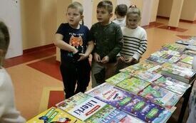 Kiermasz książek w Publicznej Szkole Podstawowej w Chybicach 5