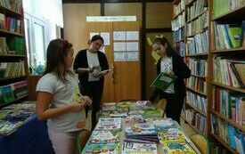 Kiermasz książek w bibliotece szkolnej w PSP w Godowie 1