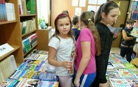 Kiermasz książek w bibliotece szkolnej w PSP w Godowie 8