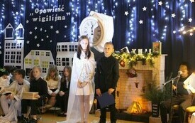 Przedświąteczne czytanie &bdquo;Opowieści wigilijnej&rdquo; w Chybicach 8