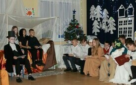 Przedświąteczne czytanie &bdquo;Opowieści wigilijnej&rdquo; w Chybicach 20