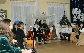 Przedświąteczne czytanie &bdquo;Opowieści wigilijnej&rdquo; w Chybicach 22