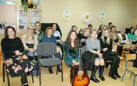 Przedświąteczne czytanie &bdquo;Opowieści wigilijnej&rdquo; w Chybicach 25