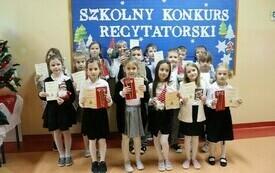 &bdquo;Magia Świąt Bożego Narodzenia&rdquo;- Szkolny Konkurs Recytatorski w Publicznej Szkole Podstawowej im. Feliksa Szczęsnego Karnickiego w Chybicach 1