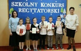 &bdquo;Magia Świąt Bożego Narodzenia&rdquo;- Szkolny Konkurs Recytatorski w Publicznej Szkole Podstawowej im. Feliksa Szczęsnego Karnickiego w Chybicach 3