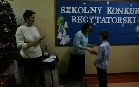 &bdquo;Magia Świąt Bożego Narodzenia&rdquo;- Szkolny Konkurs Recytatorski w Publicznej Szkole Podstawowej im. Feliksa Szczęsnego Karnickiego w Chybicach 12