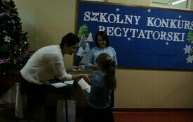 &bdquo;Magia Świąt Bożego Narodzenia&rdquo;- Szkolny Konkurs Recytatorski w Publicznej Szkole Podstawowej im. Feliksa Szczęsnego Karnickiego w Chybicach 17