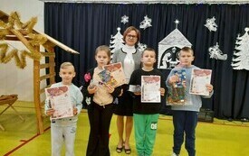 Dzieci ubierają choinkę dla senior&oacute;w 1