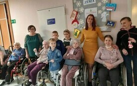 Dzieci ubierają choinkę dla senior&oacute;w 2