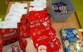 Dzieci ubierają choinkę dla senior&oacute;w 4