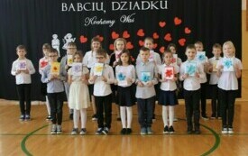 Dzień Babci i Dziadka w Publicznej Szkole Podstawowej im. Feliksa Szczęsnego Karnickiego  w Chybicach 4